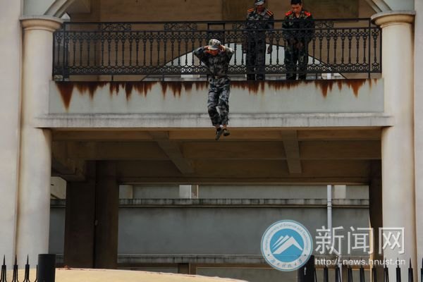 消防演习开启新生安全教育第一课