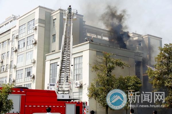 消防演习开启新生安全教育第一课