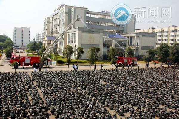 消防演习开启新生安全教育第一课