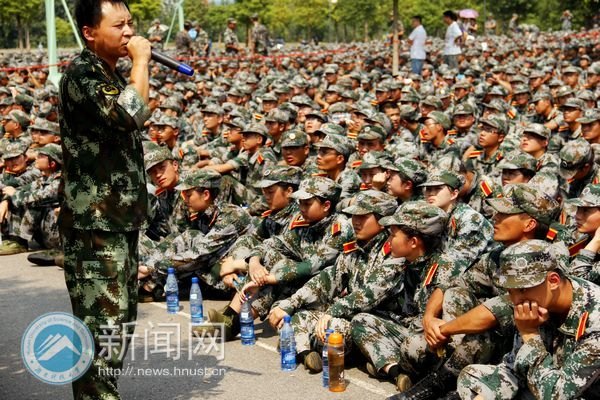 消防演习开启新生安全教育第一课
