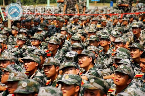 消防演习开启新生安全教育第一课