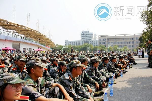 消防演习开启新生安全教育第一课