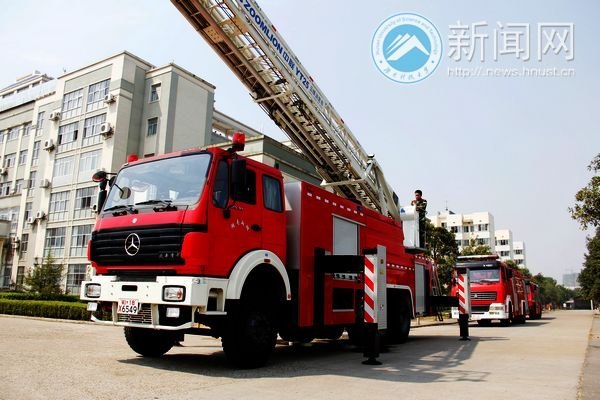 消防演习开启新生安全教育第一课