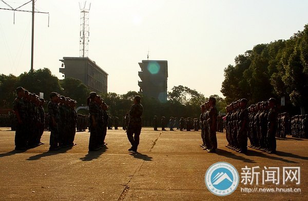 【科大聚焦】开学送三礼 不是“苹果”是军训