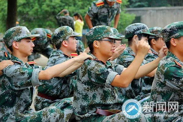 【科大聚焦】开学送三礼 不是“苹果”是军训