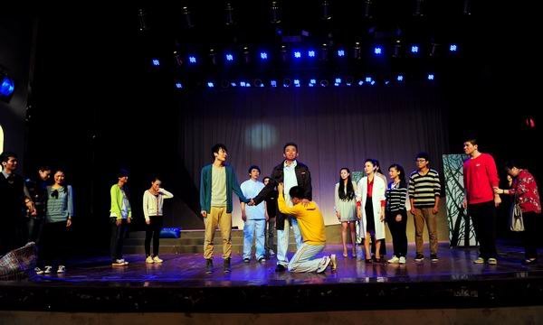 师生同看《上大学》第四场