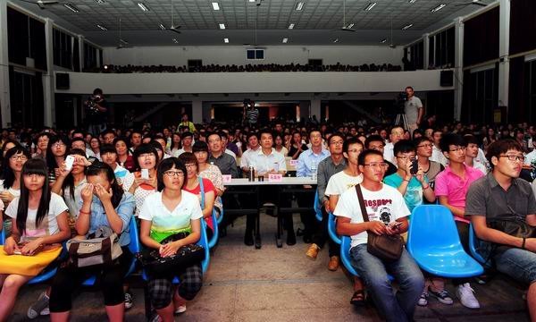 师生同看《上大学》第四场