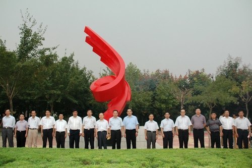 新校区建设十周年纪念雕塑“承启”落成