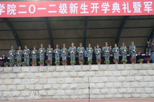 吉林农业科技学院隆重举行2012级新生开学典礼暨军训阅兵式吉林农业科技学院隆重举行2012级新生开学典礼暨军训阅兵式