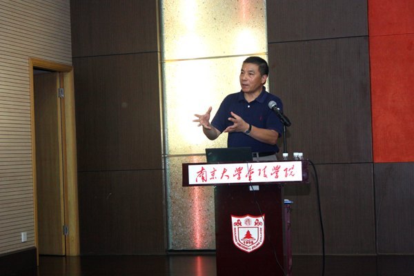 江苏省化工行业协会执行副会长赵伟健教授来金陵学院做专题报告