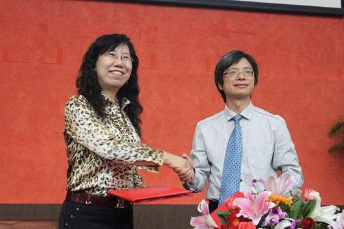 南京大学金陵学院香江卓越教育基金捐赠签约仪式在思源报告厅举行