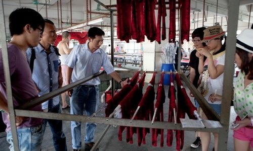 服装系师生参观伊时针织印花有限公司
