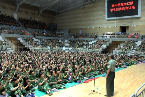 军事专家舒进军教授为惠州学院新生作军事专题报告会