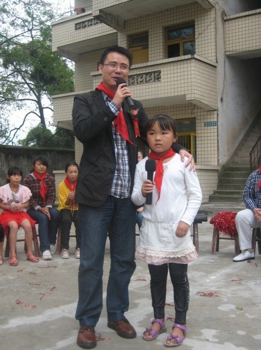 学院团委与留守儿童共筑爱之家