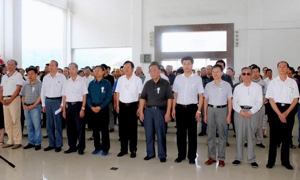 马国防等校领导参加蔡瑞添同志遗体告别仪式