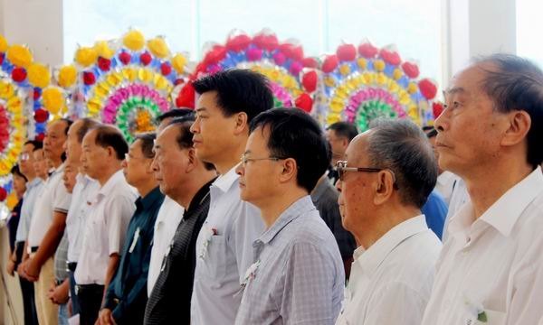 马国防等校领导参加蔡瑞添同志遗体告别仪式