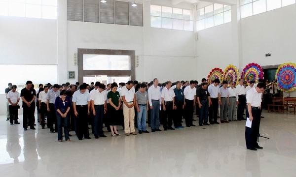 马国防等校领导参加蔡瑞添同志遗体告别仪式
