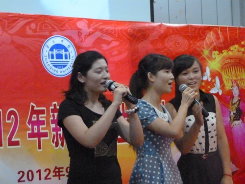 月圆情浓载歌载舞 新疆学子喜迎中秋