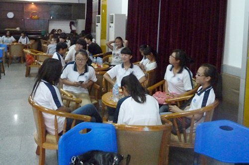 月圆情浓载歌载舞 新疆学子喜迎中秋