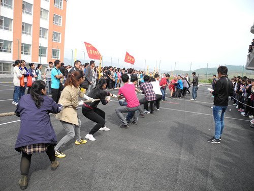 校工会举办教职工拔河比赛