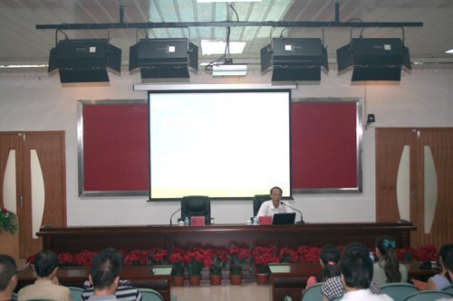 和飞勉励新教师努力工作 并畅谈学校办学理念及实践