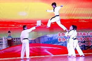济南大学2012年“庆国庆·迎新生”文艺晚会隆重举行