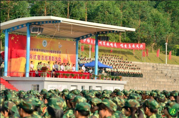 中山大学南方学院2012级学生军训阅兵式暨总结表彰大会顺利举行