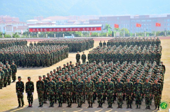 中山大学南方学院2012级学生军训阅兵式暨总结表彰大会顺利举行