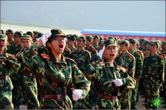 中山大学南方学院2012级学生军训阅兵式暨总结表彰大会顺利举行