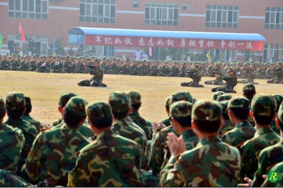 中山大学南方学院2012级学生军训阅兵式暨总结表彰大会顺利举行