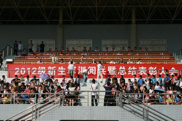 2012级新生军训阅兵暨总结大会顺利举行
