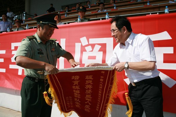2012级新生军训阅兵暨总结大会顺利举行