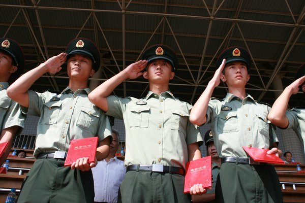 2012级新生军训阅兵暨总结大会顺利举行