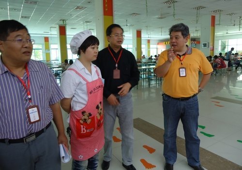 学校召开食品卫生安全大整治百日行动推进会