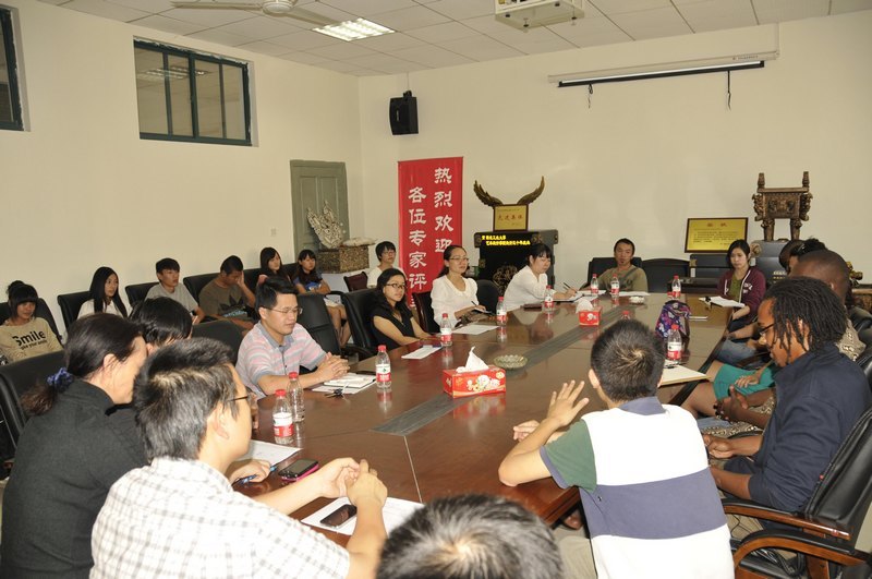 刘德富校长为罗马尼亚短期留学生颁发结业证书