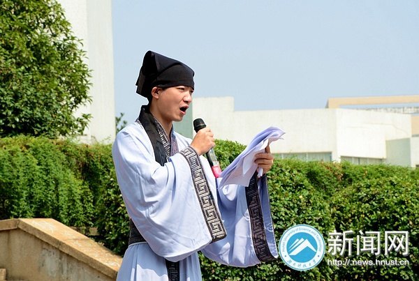 纪念孔子诞辰 圣人像前传经典