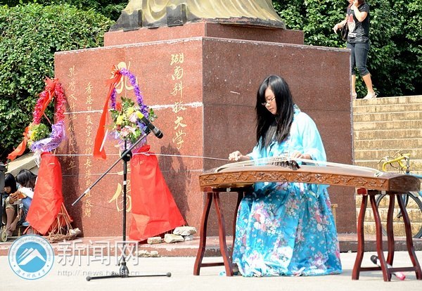 纪念孔子诞辰 圣人像前传经典