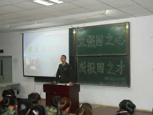 制药与食品科学学院组织新生参加军事理论课学习