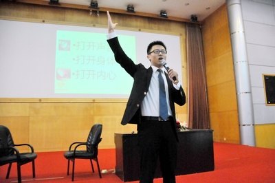 经管学院举办“习惯养成教育”专题讲座之“大学生交往艺术与沟通技巧”