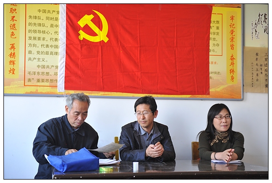 年近80岁的晋中学院离休干部聂荣华在十八大前光荣入党
