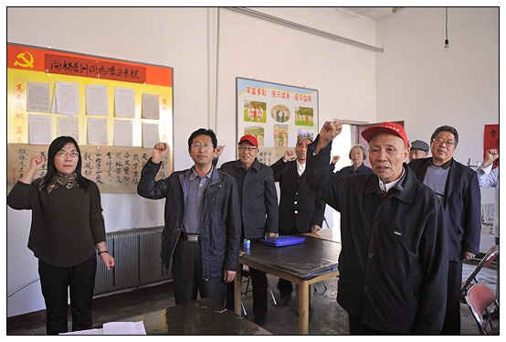 年近80岁的晋中学院离休干部聂荣华在十八大前光荣入党