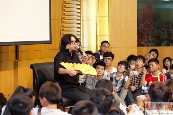 著名音乐人高晓松现场脱口秀引爆传媒学院