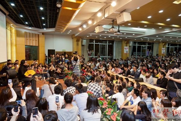 著名音乐人高晓松现场脱口秀引爆传媒学院