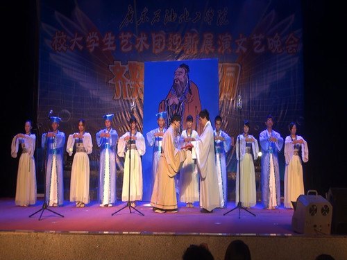 学校举行迎新展演文艺晚会暨第三届学生成才礼