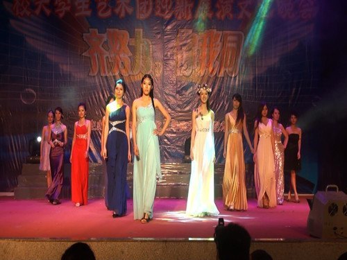 学校举行迎新展演文艺晚会暨第三届学生成才礼