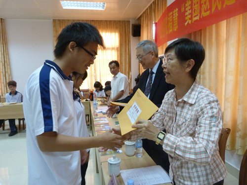 福慧慈善家来校　向优秀贫困生颁发奖学金