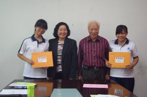 福慧慈善家来校　向优秀贫困生颁发奖学金