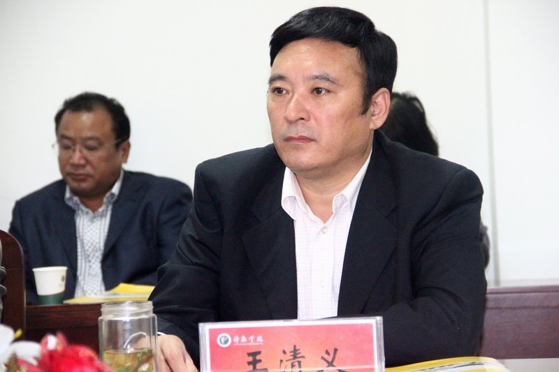河南省高校人文社科重点研究基地评审专家组莅临许昌学院现场考察