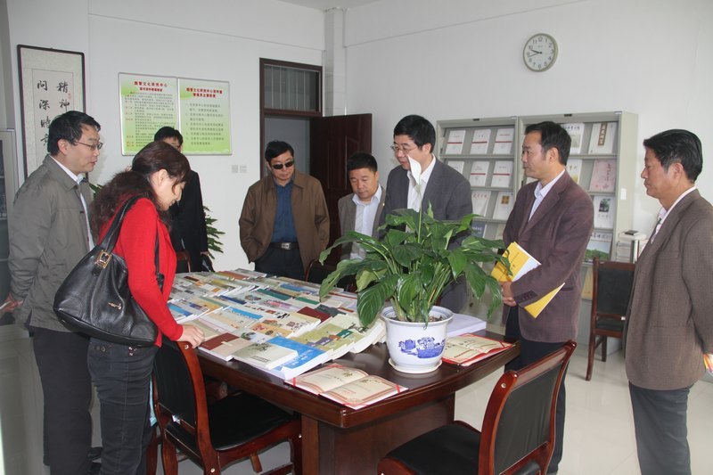 河南省高校人文社科重点研究基地评审专家组莅临许昌学院现场考察