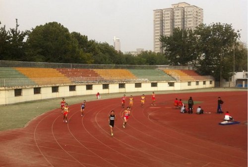 烟台大学文经学院学生在山东省大学生田径锦标赛上披金斩银